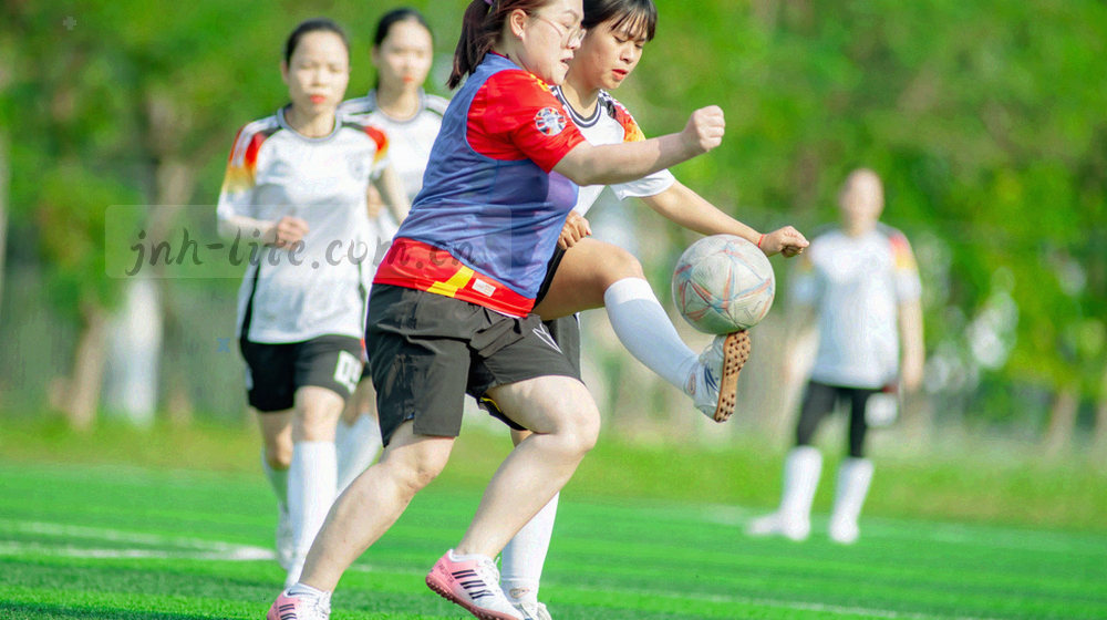 反馈提交后进入分类队列、两小时内首次响应、一个工作日内给出处理路径的流程箭头图